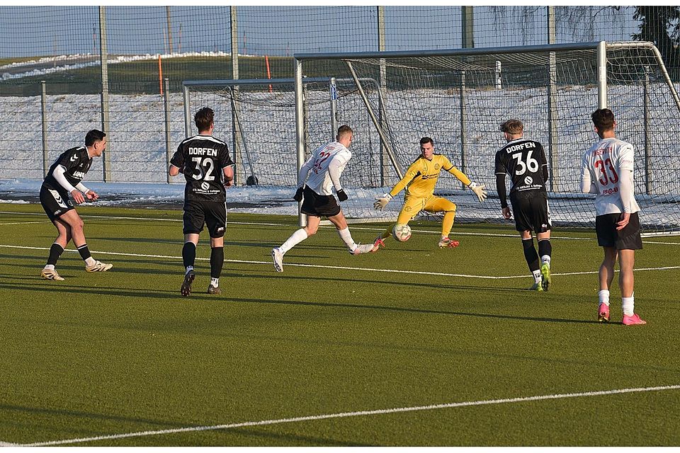Unter Dauerbeschuss: Dorfens Torwart Maximilian Grichtmaier (gelb) konnte die Schlappe aber nicht verhindern.