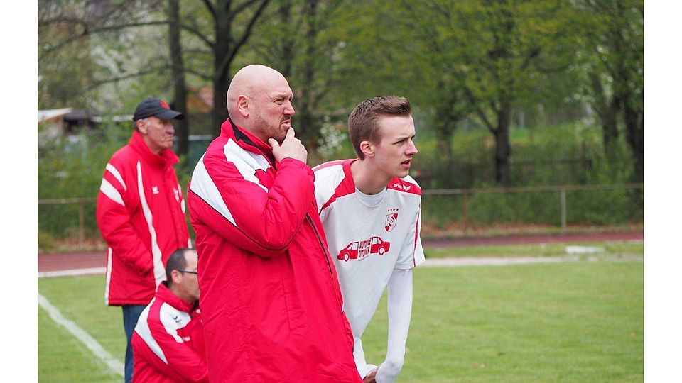 Will auch beim Tabellenführer etwas mitnehmen: TBU-Trainer Uwe Braun (re., hier mit Daniel Schwarz) Foto: Dominik Florian