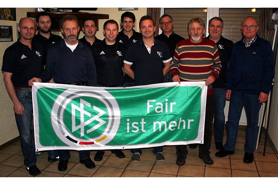 Klaus Zimmermann (2. von links) und Martin Baumann (3. Von rechts) mit der AH-Mannschaft des FSV Walldürn. Foto: bfv