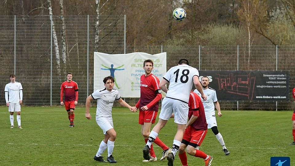 Ein Treffer in der Schlußphase bei der U23 des FC Weiden-Ost (in Weiß) bescherte dem TuS WE Hirschau (in Rot) lebenswichtige Zähler im Kampf um dem Ligaerhalt.