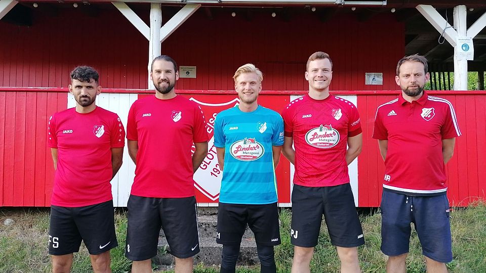 Von Links: Felix Scharbach (Teammanager), Tobi Müller (Trainer), Felix Pustelnik, Patrick Jurzinski, Holger Reinhold (Vorstand)