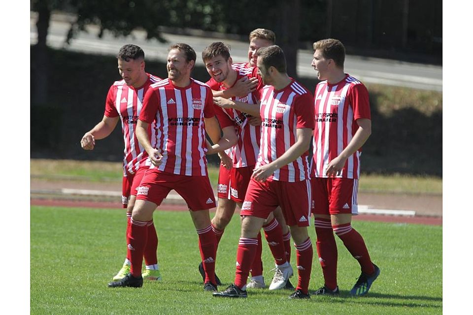 Erstes Punktspiel, erstes Saisontor: Die Fußballer von RWO Alzey feiern ihren Torschützen  Tim Malkmus (Dritter von links), der gegen den SV Rülzheim schon nach vier Minunten erfolgreich war.