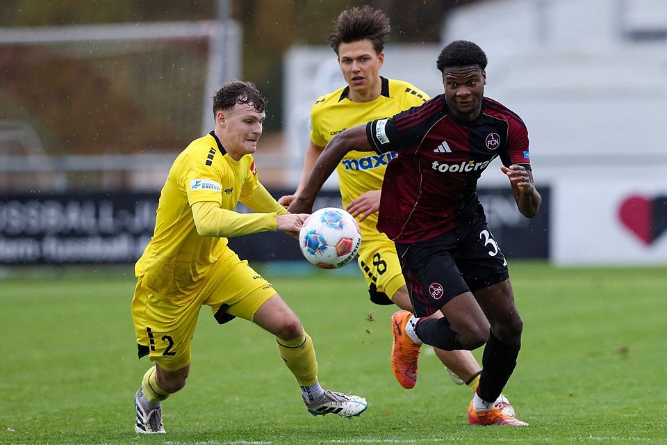 Die verletzungsgeplagte SpVgg Bayreuth (in gelb) hatte am Valznerweiher gegen den Nachwuchs des 1. FCN das Nachsehen. Die Nürnberger nutzten die Gunst der Stunde und sprangen an die Tabellenspitze.