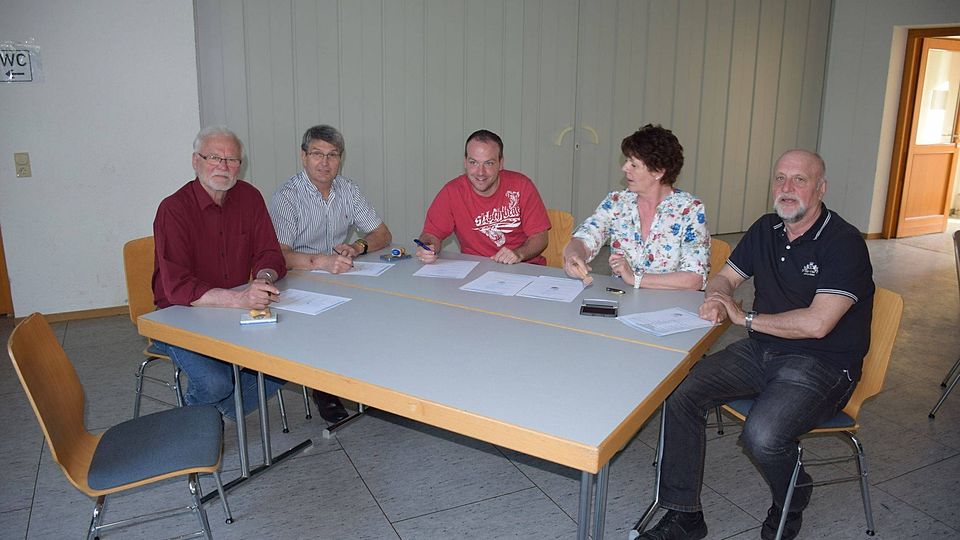 Die Vorstandsmitglieder unterzeichnen den Kooperationsvertrag: v.l. Peter Wilhelm Dröscher (VfR Kirn), Günter Klasson (VfL Simmertal), Daniel Scholz (SV Oberhausen), Bianca Peitz (FC Hennweiler), Joachim Franzmann (JFV Kirner Land). Foto:Gerd Setz