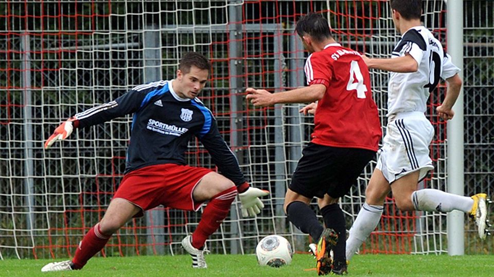Wird zum gewohnten Bild: Maximilian Imgraben hechtet nach einem Ball auf das Tor des FVLB. | Foto: Meinrad Schön