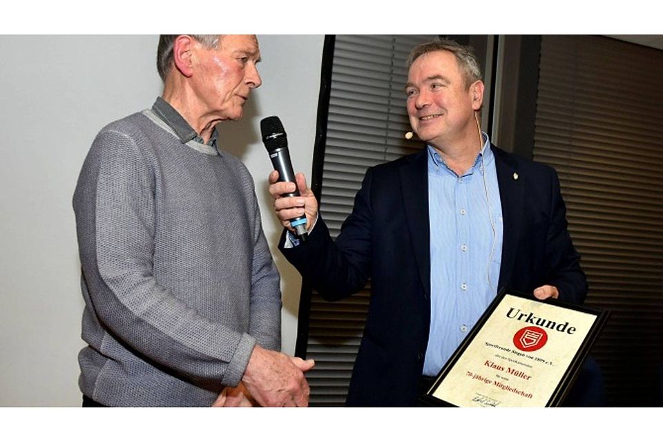 Der Vereinsvorsitzende Roland Schöler (rechts) dankte Klaus Müller für die mittlerweile sieben Jahrzehnte währende Vereinstreue. Foto: fst