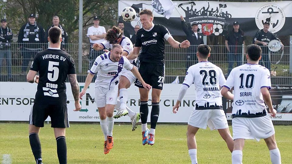 Jonah Gieseler im Duell mit Christoph Kahlke und Jan Lippegaus vom VfR Neumünster.