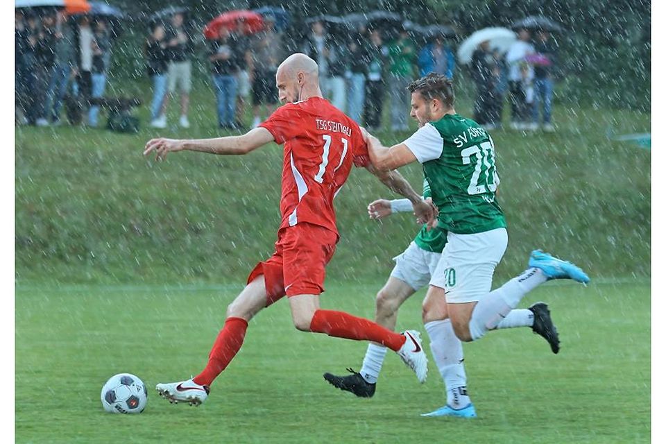 Björn Kabel (rechts) und Yannick Marx (verdeckt) haben mit dem 1:0-Sieg ihres SV Fürth Gastgeber TSG Steinbach (am Ball Daniel Reimer (Steinbach) im Regen stehen lassen. Am Sonntag steigt das Rückspiel in Fürth. 	Foto: Herbert Krämer