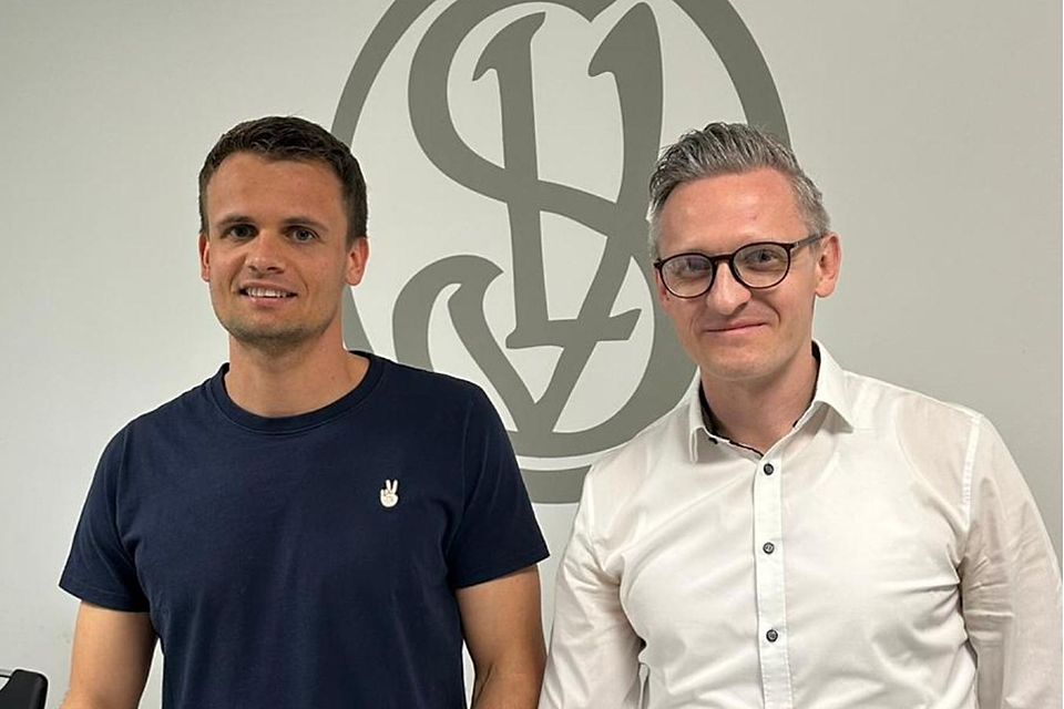SpVgg-Sportvorstand Benedikt Neumeier (re.) freut sich über den Verbleib von Marcus Plomer