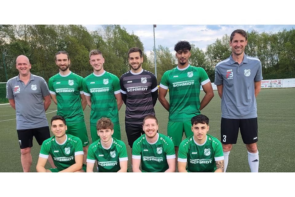 Wetters neues Trainerduo Michael Reinhardt (links) und Jens Borawski (rechts) mit den Neuzugängen (hinten, von links) Tom Fischer, Nils Stiebritz, Tobias Kehl, Firas Alali; (kniend, von links) Benjamin Karimi, Apti Bisultanov, Maximilian Ermler und Alessandro Gamma. Es fehlt Lars Flühe. © Herbert Lenz