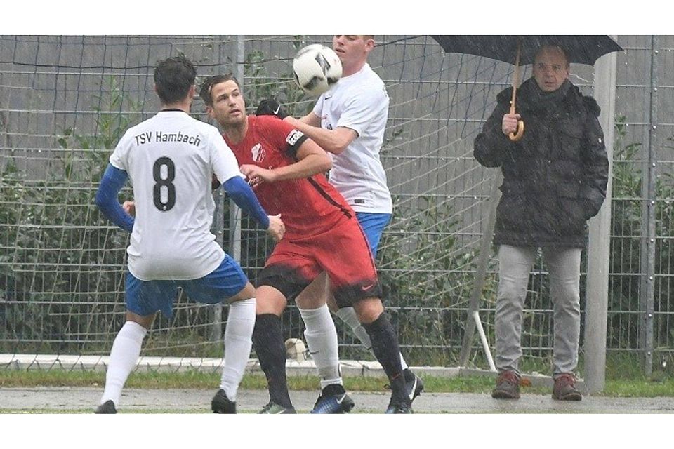 Gut abgeschirmt haben die Hambacher (links Timo Wolff, rechts Felix Schwab) Ball und gegner SG Unter-Abtsteinach II (Tobias Back), Lohn ist ein 1:1 gegen den Spitzenreiter.	Foto: Jürgen Strieder