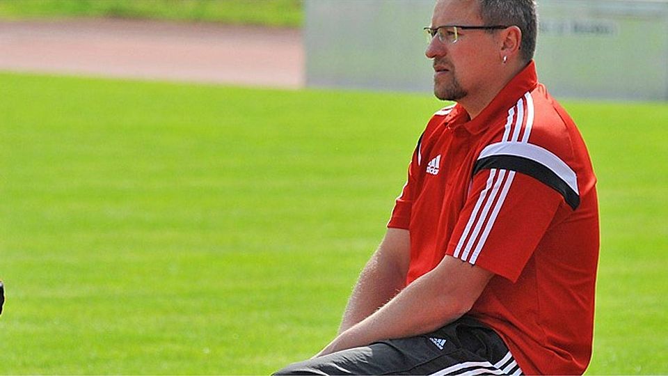 So entspannt wie Trainer Markus Zengerle hier auf der Bank Platz genommen hat, ist die Tabellenlage für seine SSV Höchstädt nicht.  Foto: Karl Aumiller