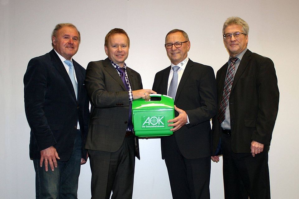 AOK-Marketingleiter Dieter Reisinger (2. v. links) übergibt dem BLSV-Vorsitzenden Matthias Meyer und dessen beiden Stellvertretern Helmut Luderer (links) und Rupert Karl (rechts) den ersten AOK-Eiskoffer