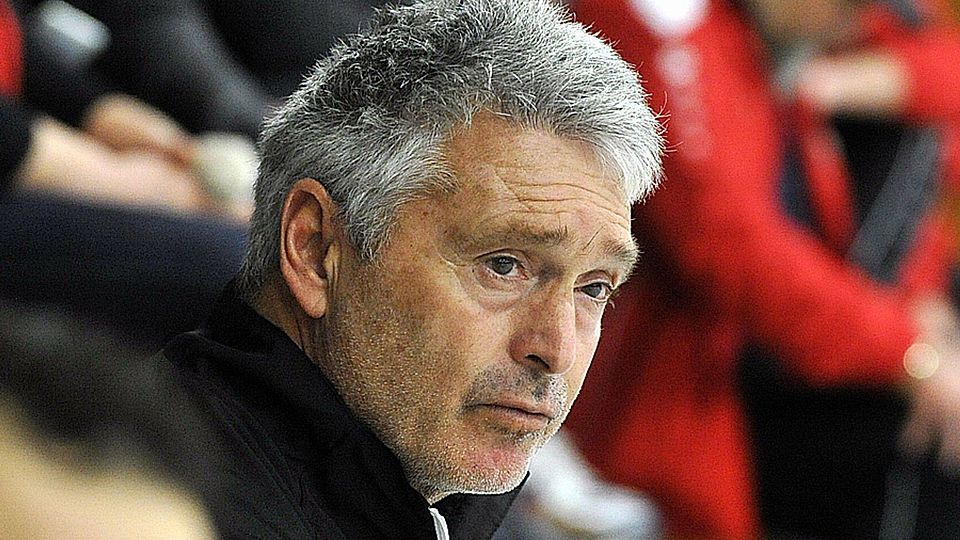 Trainer Gerhard Kitzler bat zum ersten Training im Freien.  Foto: Schöllhorn