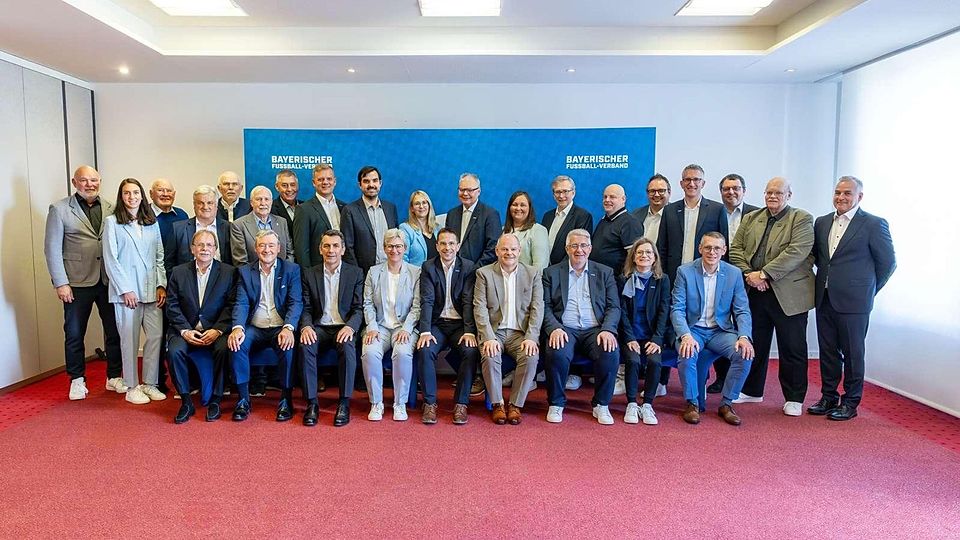 In seine zweite Amtszeit als BFV-Präsident geht (sitzend, 5.v.li.) Christoph Kern mit seinem Vorstandsteam und den Ehrenmitgliedern (siehe Extrabericht).