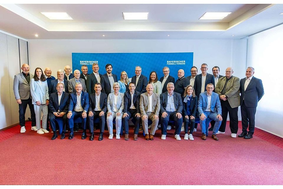In seine zweite Amtszeit als BFV-Präsident geht (sitzend, 5.v.li.) Christoph Kern mit seinem Vorstandsteam und den Ehrenmitgliedern (siehe Extrabericht).