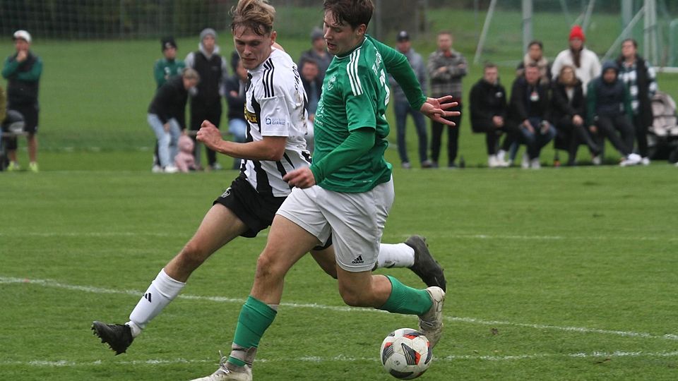 Klar mit 5:1 besiegten Simon Betz (links) und der SV Niederroth den TSV Bergkirchen (grüne Trikots).