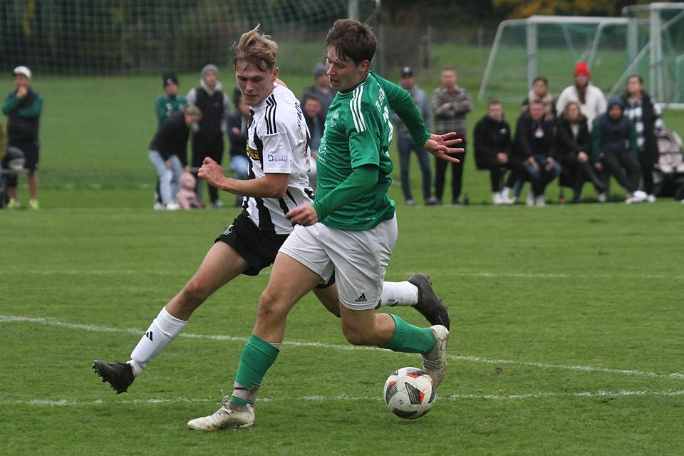 Klar mit 5:1 besiegten Simon Betz (links) und der SV Niederroth den TSV Bergkirchen (grüne Trikots).