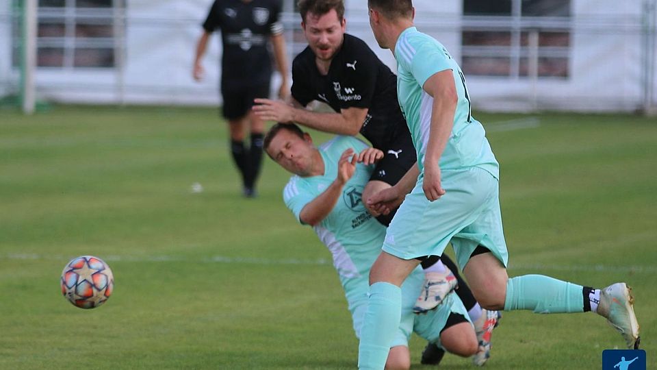 Harter Zweikampf zwischen einem Riedener (in Schwarz) und einem Akteur des SV Köfering (helles Trikot), dem in der Nachspielzeit noch das umjubelte 2:2 im Kirwaspiel gelang.