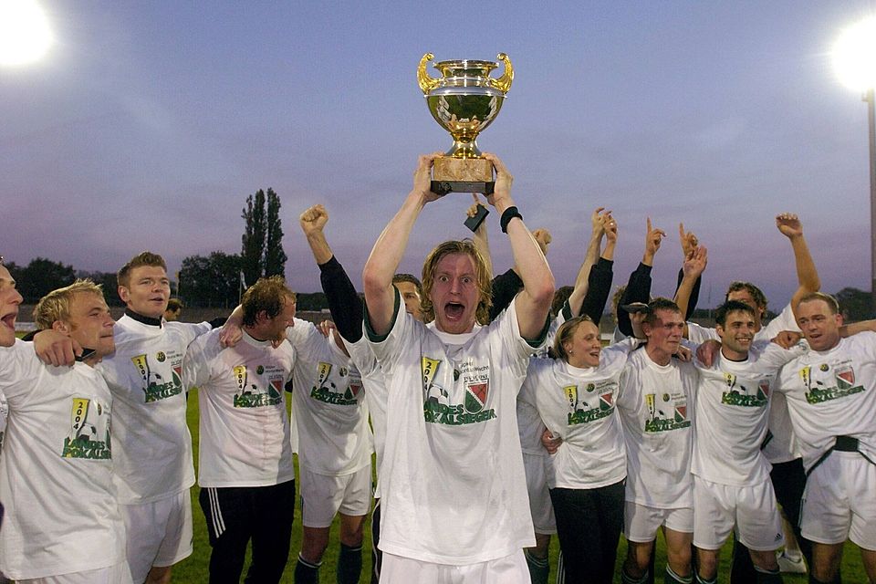 Matthias Zahn und der TSV Völpke feierten 2004 den 3:2-Finalerfolg über den SV Dessau 05.