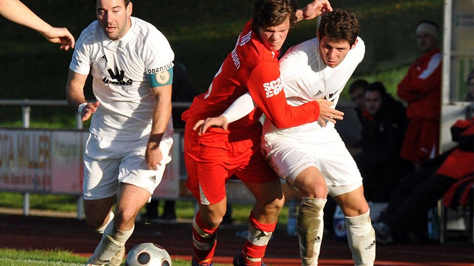 Statt gegen Florian Prießnitz (links) und Stefan Winkler (rechts) kämpft Simon Keyßner (Mitte) künftig an deren Seite um den Ball. Keyßner wechselt aus Thannhausen zum FC Gundelfingen.  F.: Brugger