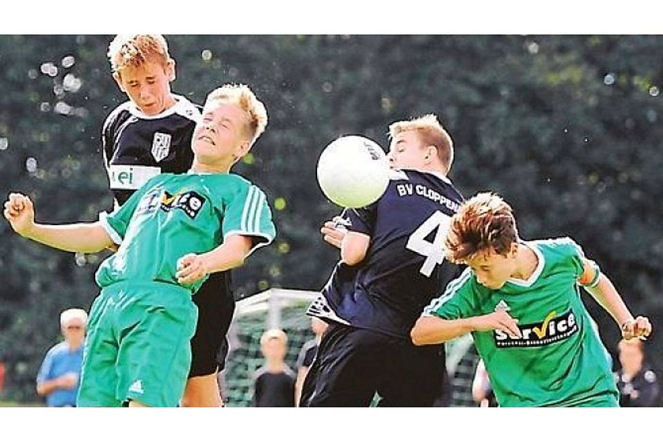 Alle Mann hoch zum Kopfball: Im Derby zwischen den C-Junioren des BV Cloppenburg und Hansa Friesoythe (in Grün) lieferten sich die Protagonisten eine umkämpfte Partie. Olaf Klee