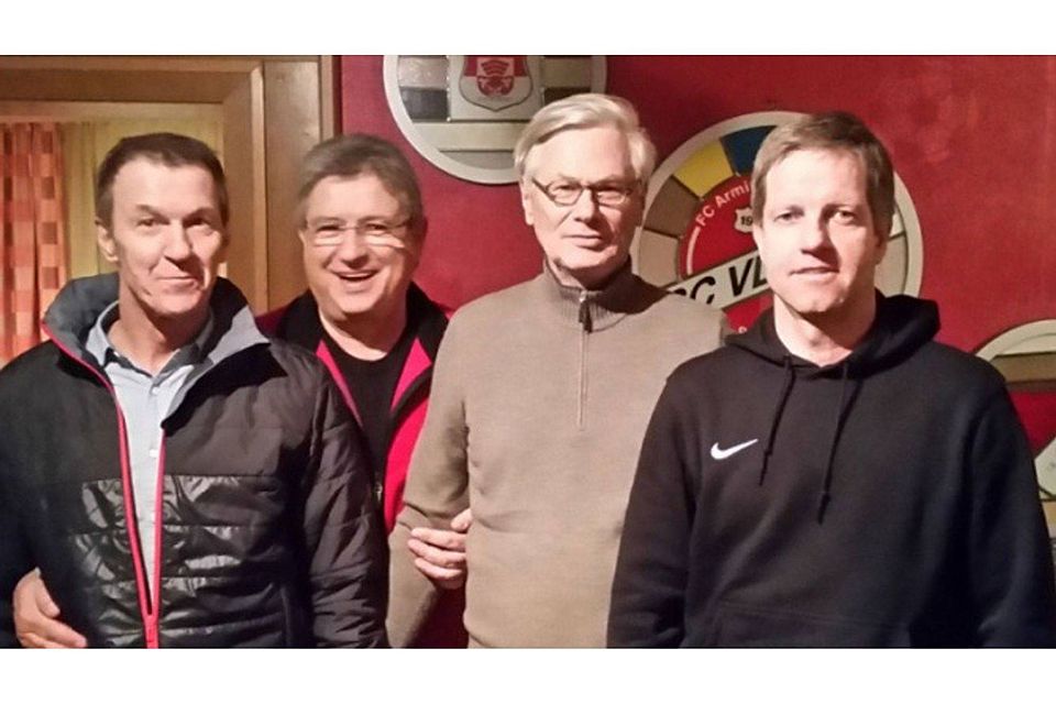 Frank Schwöppe (r.) wird von Volker Braunsdorf (v.l.), Oguz Deniz und Leo Lammert begrüßt