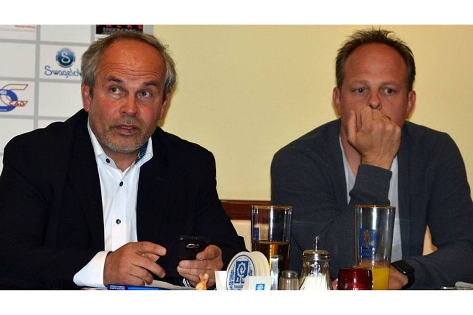 Abteilungsleiter Franz Hölzl und Trainer Daniel Weber bei der Pressekonferenz über die Zukunft des Vereins.  F: Meier