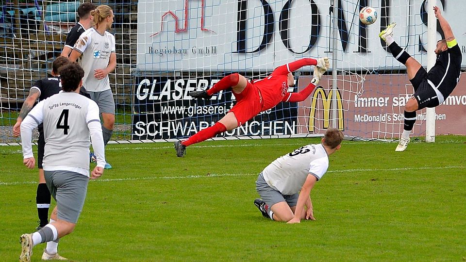 Mit diesem Gewaltschuss erzielte Stefan Arndt (4) den Ausgleich für Langerringen im Lechfeld-Derby.