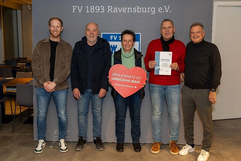 Die Vereinsvertreter des FV Ravensburg von rechts nach links: Sportvorstand Klaus Moosmann, Jugendleiter Wolfgang Grünhagel, Spielleiterin Inge Hartmann, Sportkoordinator Jugend Gerhard Grünhagel und Florian Pahn Jugendkoordinator.