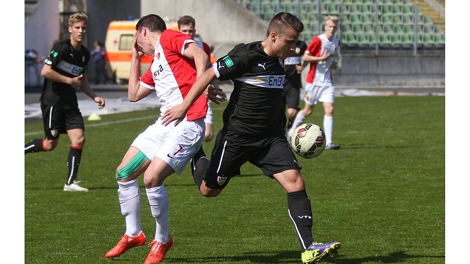 Eine der Schlüsselszenen des Spiels: VfB-Spieler Mete Celik musste kurz nach dieser Aktion mit gelb-rot vom Platz. Foto: Krieger