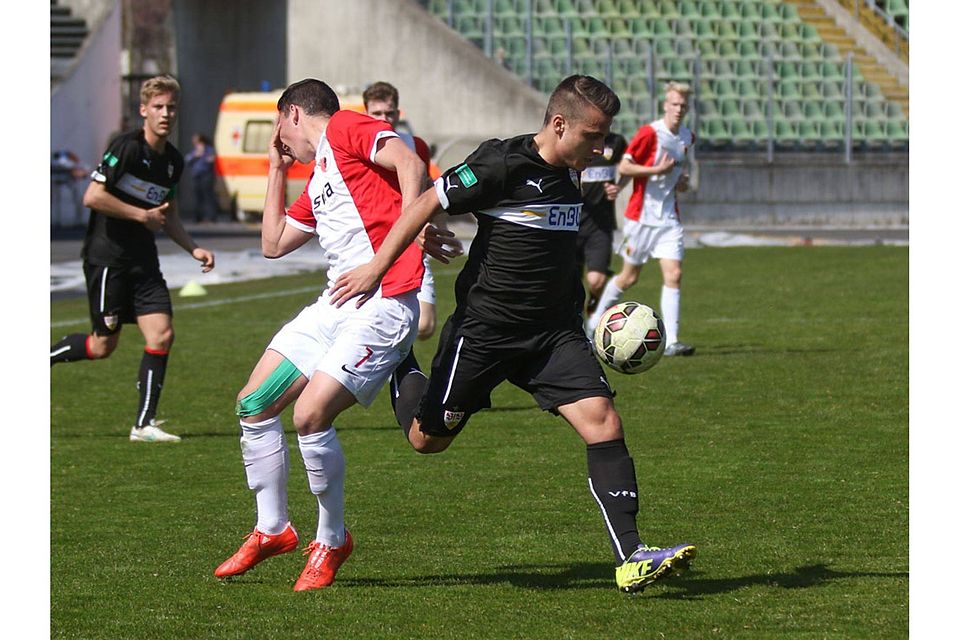 Eine der Schlüsselszenen des Spiels: VfB-Spieler Mete Celik musste kurz nach dieser Aktion mit gelb-rot vom Platz. Foto: Krieger