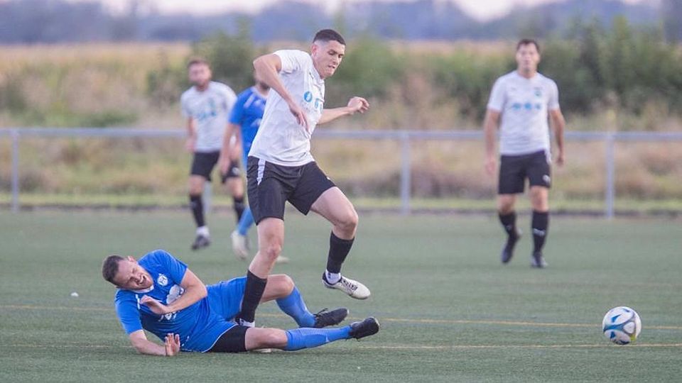 Im Kerwe-Heimspiel hatte der FV Hofheim (am Boden Spielertrainer Maxi von Dungen) dem späteren Meister FC Starkenburgia Heppenheim (Julian Meister) ein 1:1 abgeknöpft. (Archiv)	Foto: Thorsten Gutschalk
