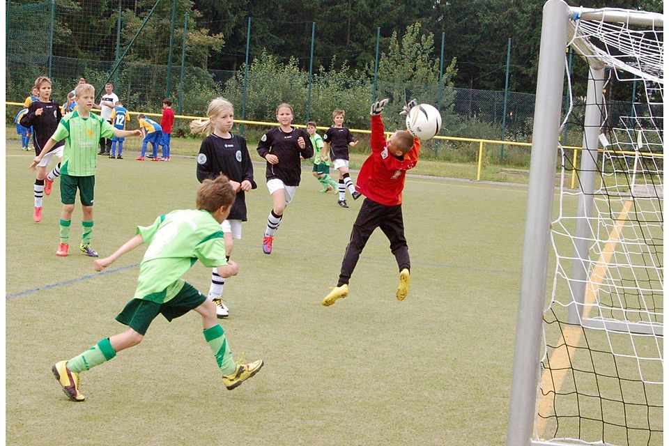 Fußballbegeisterte Kinder der Jahrgänge 2002 bis 2007 aus der Region können beim Trainingscamp mit der Eintracht-Frankfurt-Fußballlschule in Neuhof an ihrem fußballerischen Können arbeiten. (Foto: MRM)