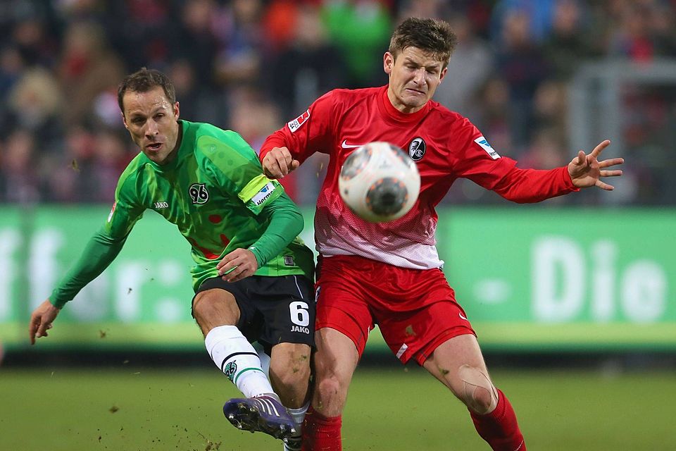 Im Zweikampf mit Vaclav Pilar (r.) bei seinem letzten Bundesligaspiel im Dezember 2013 in Freiburg: Steven Cherundolo F: Getty Images
