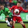 Im Zweikampf mit Vaclav Pilar (r.) bei seinem letzten Bundesligaspiel im Dezember 2013 in Freiburg: Steven Cherundolo F: Getty Images