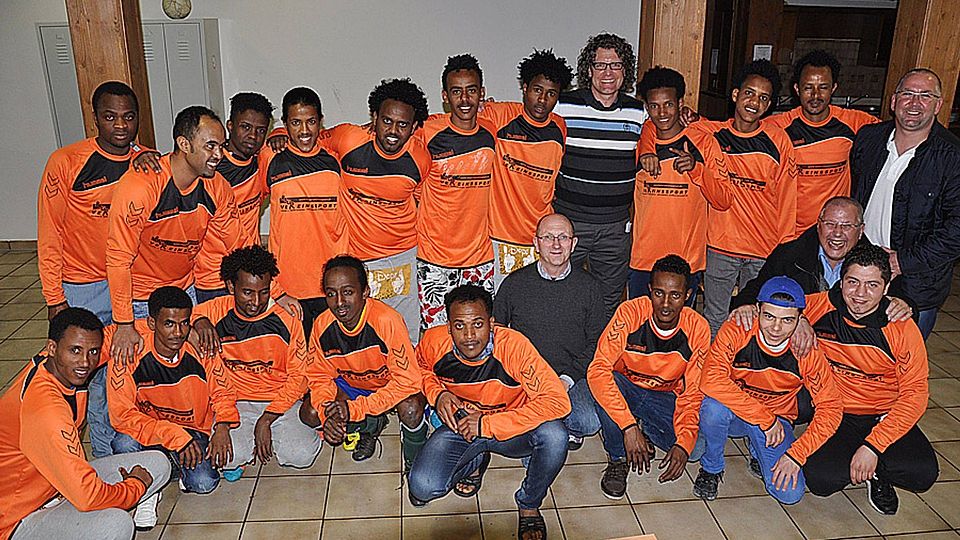 Die Flüchtlinge, die in Gersthofen untergebracht sind, haben ihren Trainer Andi Dörr schon in ihrer Mitte aufgenommen. Unterstützer der Aktion sind auch Manfred Lamprecht und Herbert Lenz (vordere Reihe, von links) sowie Klaus Assum vom TSV Gersthofen (rechts).  Foto: Oliver Reiser