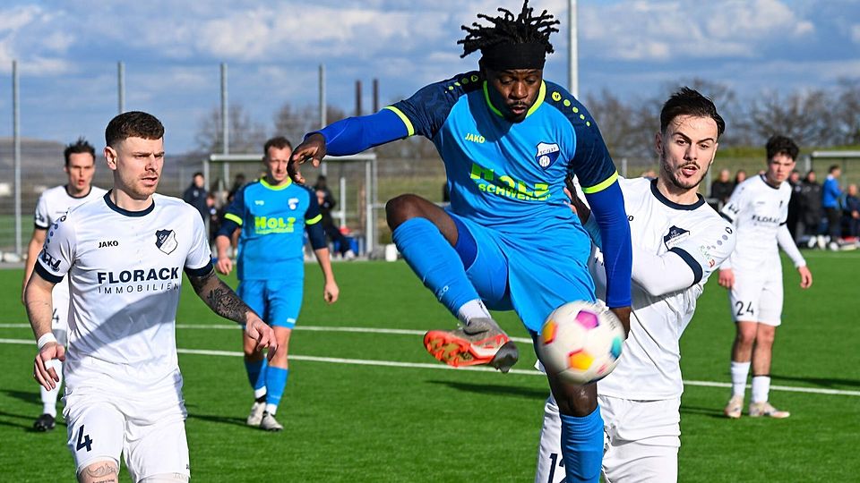 Luca Iacoi (l.) und Shkumbin-Bin Thaqi (r.) von den Schafhausenern schauen Nathan Ndombele bei der Ballannahme zu.