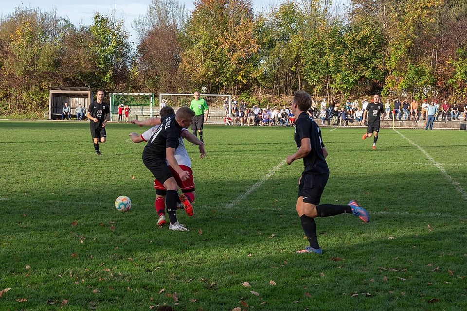 Erster gegen Letzter: Das war beim Duell Wall (schwarz) gegen Darching II nicht immer zu spüren. Erster gegen Letzter: Das war beim Duell Wall (schwarz) gegen Darching II nicht immer zu spüren.