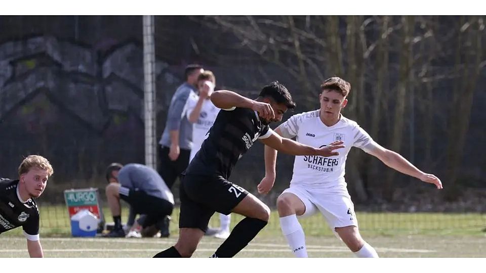 Firas Alali (l.) führt den VfB Wetter in der Fußball-Gruppenliga mit dem entscheidenden Treffer zum Sieg gegen den SV Bauerbach. (Archivfoto) © Jens Schmidt