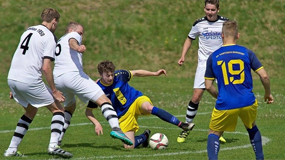Umringt von Gegenspielern: Der SV Panitzsch/Borsdorf konnte beim Spitzenreiter SG Rotation 1950 nur eine Halbzeit lang mithalten und unterlag letztlich mit 1:4. F: Rossner