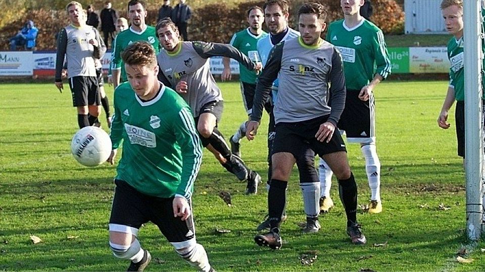 Die Weinsheimer Defensive um Keeper Christopher Gruber (Mitte) kann diese Ecke der SG Guldenbachtal klären.	Foto: Mario Luge