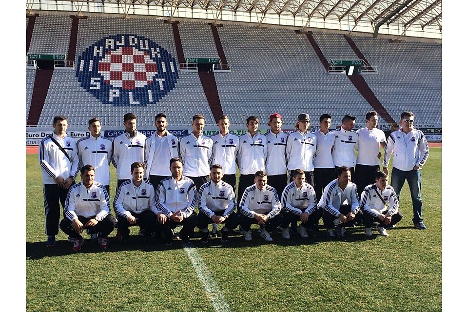 Die Mannschaft vom SV Croatia Reutlingen im Fußballstadion von Hajduk Split.