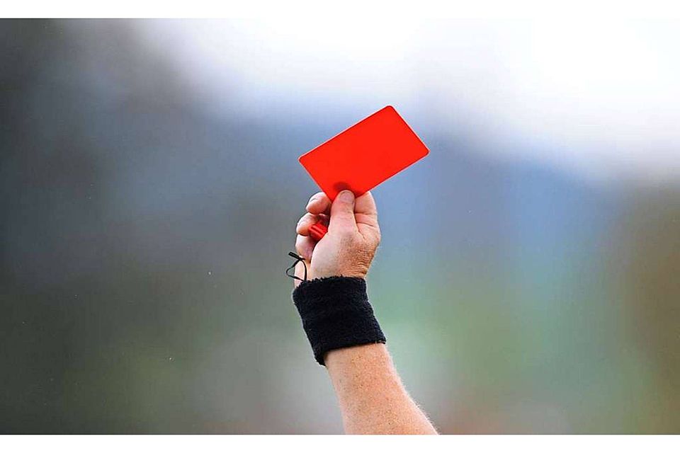 „Dürfen nicht tatenlos zusehen“: Beide betroffene Vereine zeigen dem Rassismus auf den Sportplätzen die Rote Karte.  | Foto: Patrick Seeger