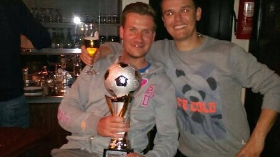 Die "Partybiester" des TuS Nahne Jens Hagensieker (li.) und Thomas  Woychiechowski mit dem Pokal. Foto: Michael Eggert