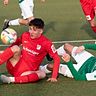 Selbst (ball)gefühlvolle Sitzeinlagen von (rot) Felix Meier wollten dem VfB Forstinning auf dem sanften Kunstrasen gegen das bis dato „Team der Stunde“ aus Geretsried gelingen.