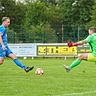 Moritz Schmidt (l.), der hier Torwart Justin Nawroth zum 1:0 überwindet, feiert mit seinem FC Cleeberg einen 3:0-Auswärtscoup beim Kreisoberliga-Meister SG Naunheim/Niedergirmes. © Isabel Althof