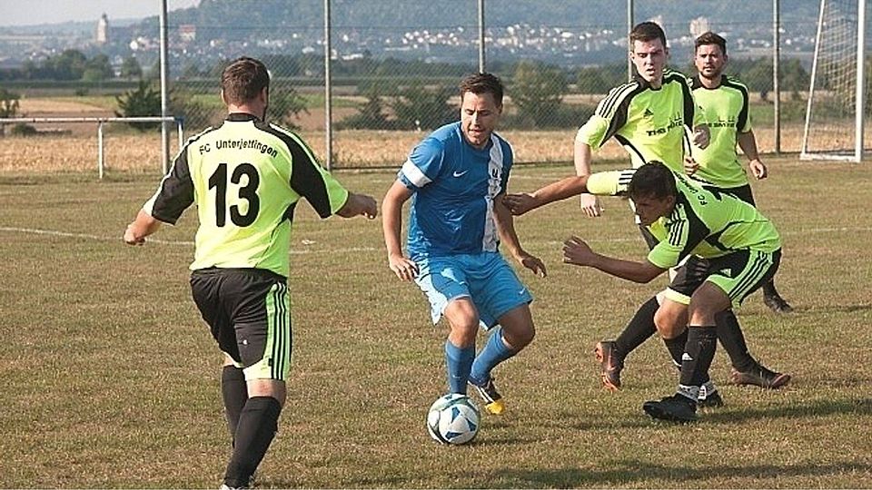 Der FC Unterjettingen (gelbe Trikots) ließ im ersten Spiel den TV Nebringen abblitzen Foto: Schmidt