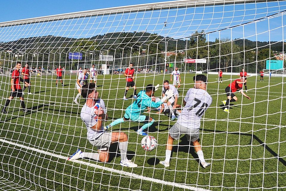 WBs David Brunner (rechts) überwindet die YF-Juventus-Abwehr zur 1:0-Führung. WBs David Brunner (rechts) überwindet die YF-Juventus-Abwehr zur 1:0-Führung.