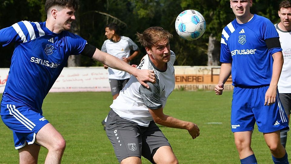 Bleiben auf Kurs: Lennart Trappe (Mitte) und der FC Raindorf.